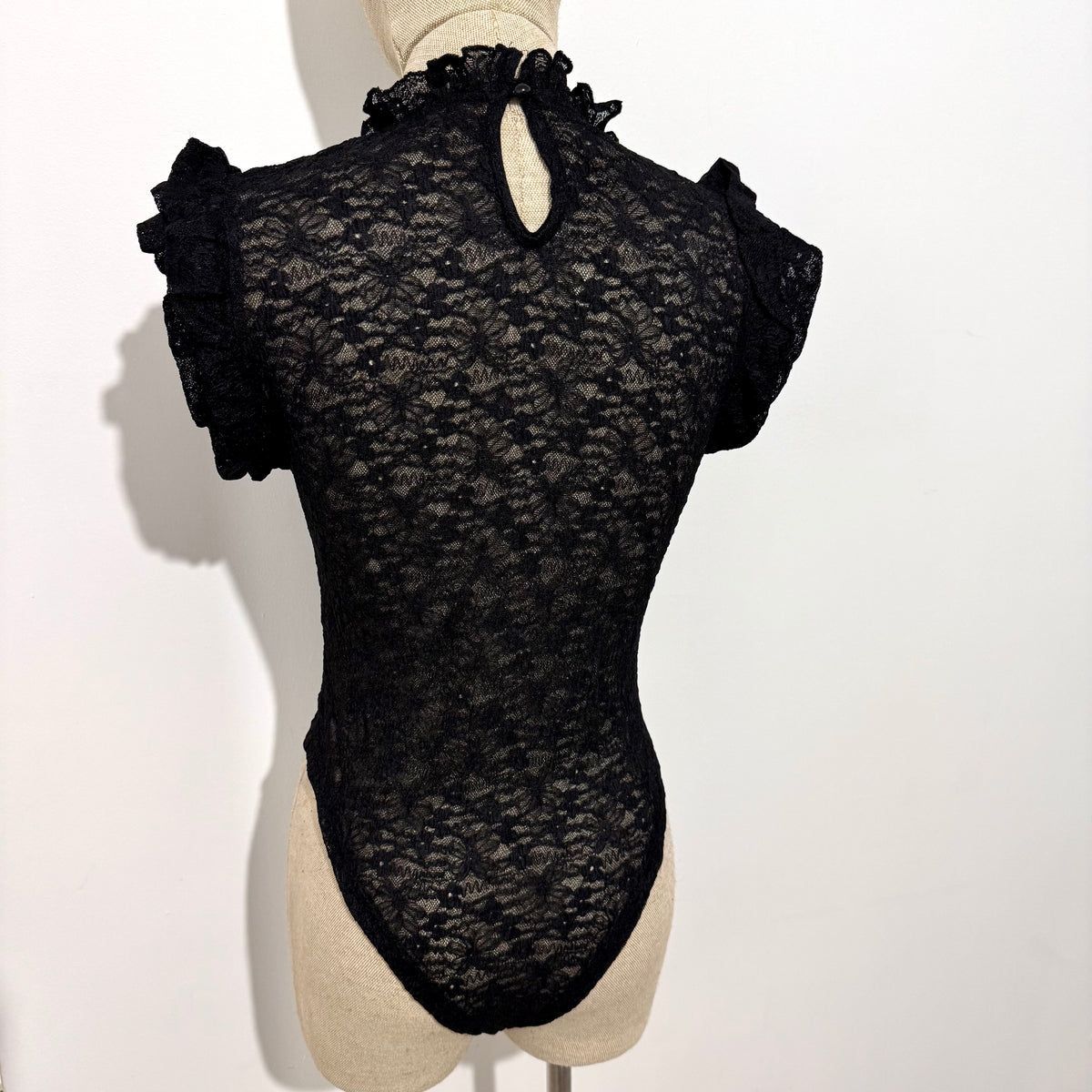 Body en dentelle manches courtes volantées