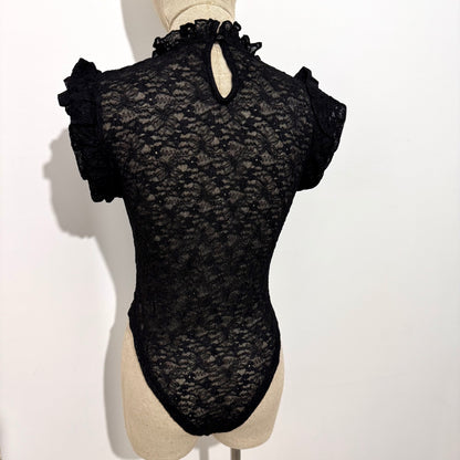Body en dentelle manches courtes volantées