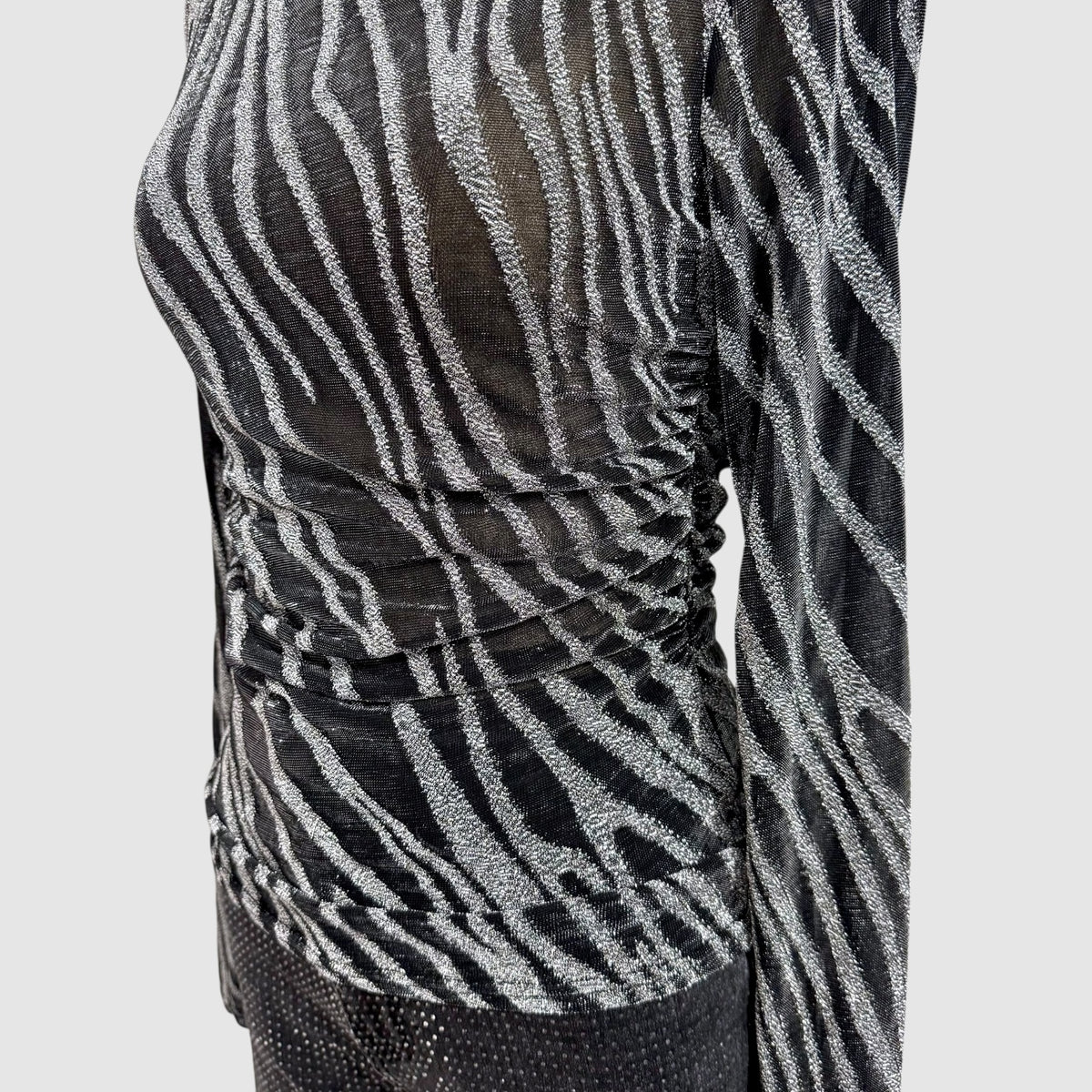 Top mesh zébré à fils métallisés – Col montant