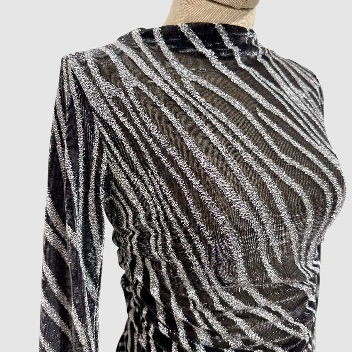 Top mesh zébré à fils métallisés – Col montant